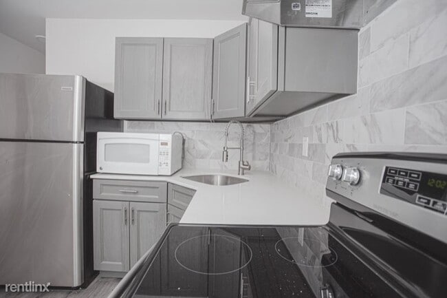 Building Photo - 1 br, 1 bath Condo - 1109 W Lehigh Ave