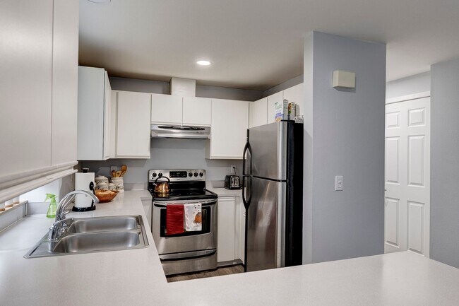 Building Photo - Second Story 2 bed 2 bath condo - W/S/G included!