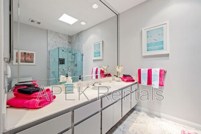 Building Photo - 1317 E Amado Rd