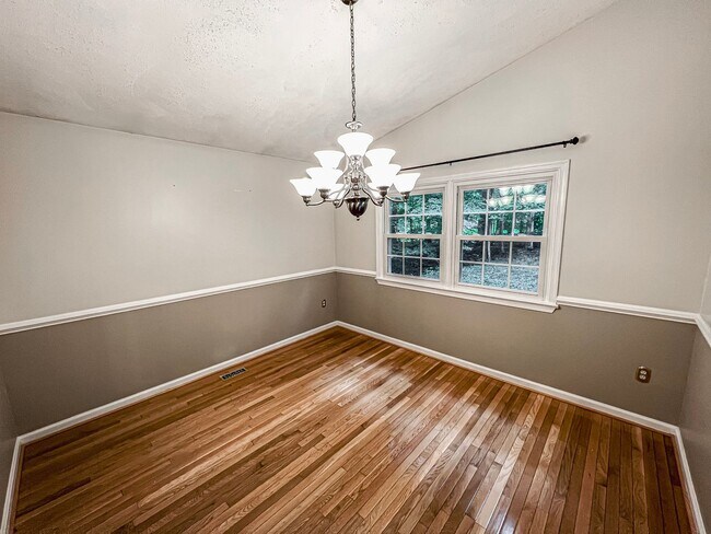 Building Photo - Remarkable Home With Spacious Deck And Detached Parking In A Quiet Cul De Sac In Woodbine Woods