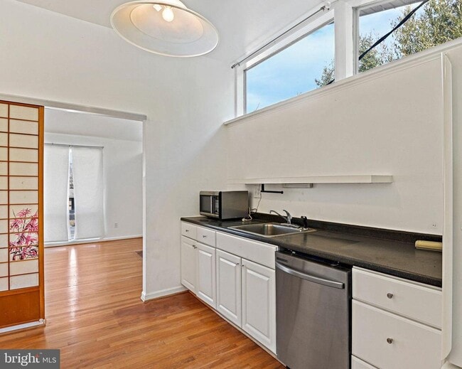 Building Photo - 6713 Old Chesterbrook Rd