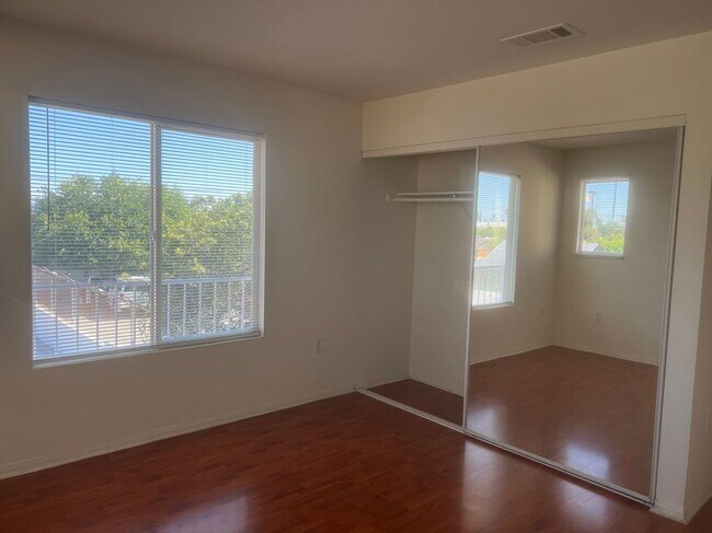 Building Photo - 12038 Ratner St