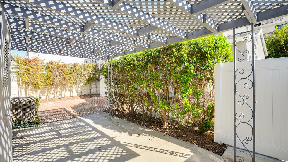 Building Photo - 3936 S Victoria Ave