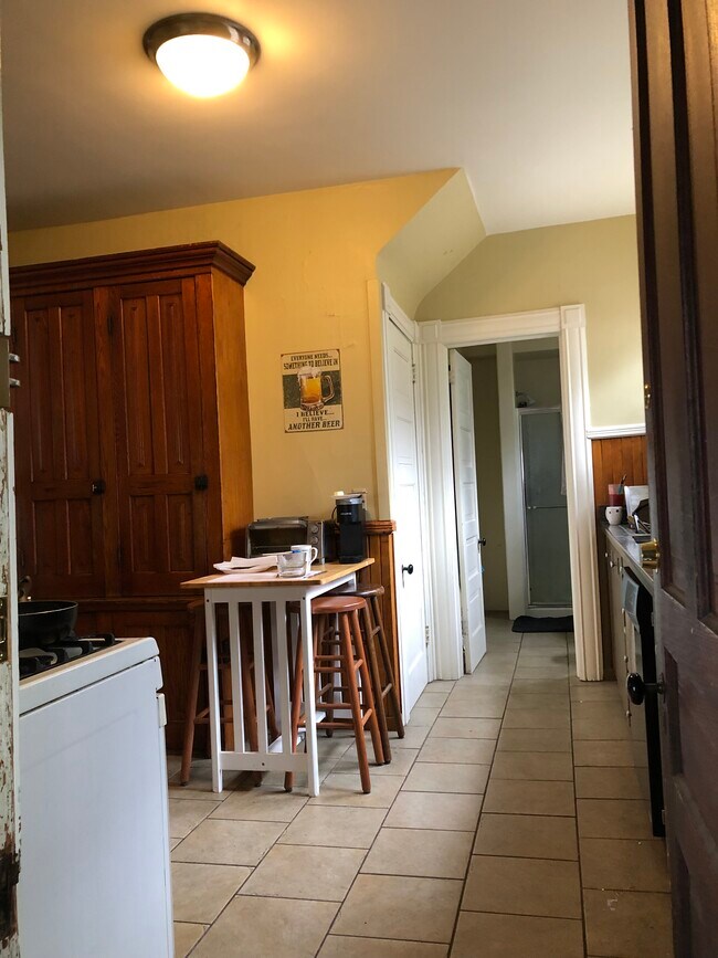 Building Photo - 824 Davis St