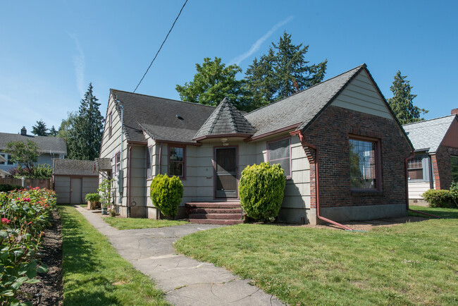 Building Photo - 2628 Northeast Ainsworth Street