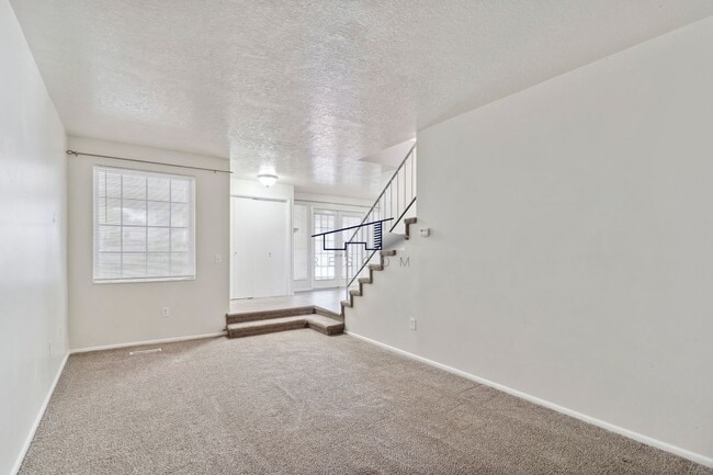 Building Photo - 281 Pheasantbrook Dr