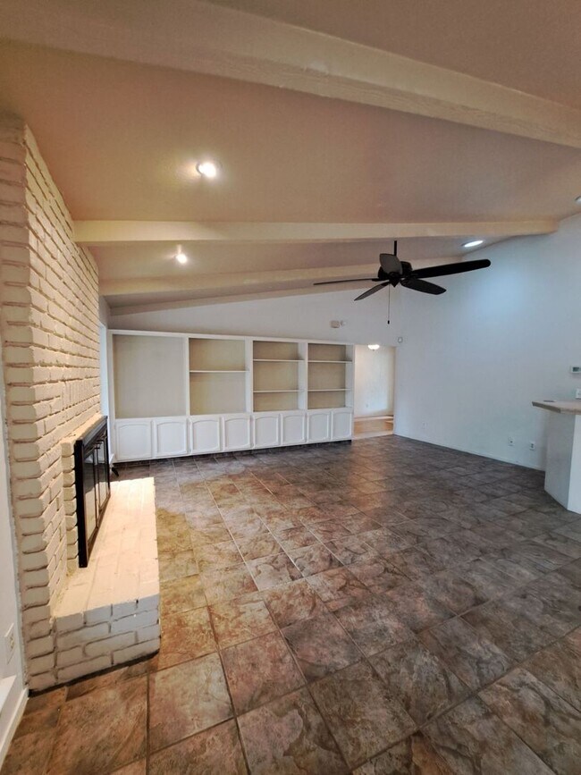 Building Photo - MOVE IN SPECIAL: Half OFF the 1st Month's ...