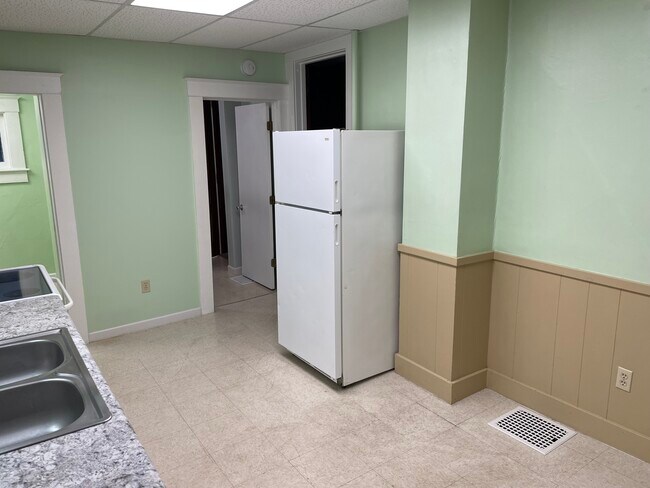 Kitchen with refrigerator - 661 N Washington St