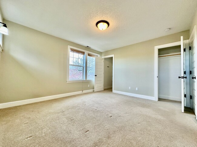 Building Photo - Remodeled Piedmont 3 Bedroom Home with Har...