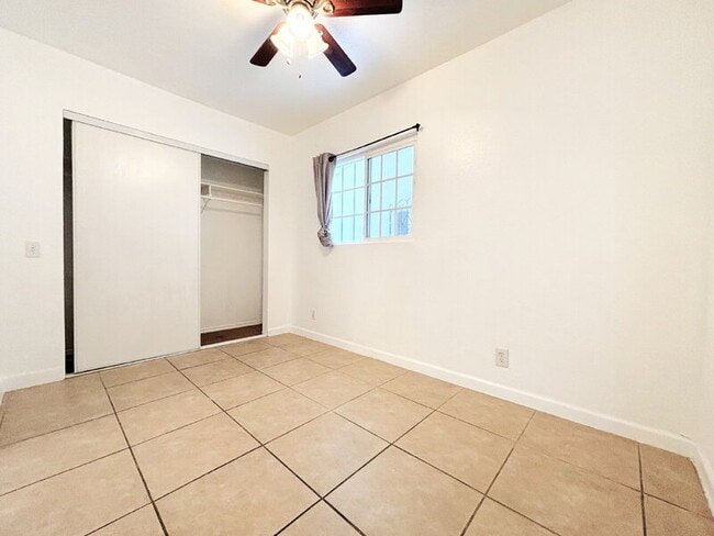 Building Photo - 950 Clela Ave