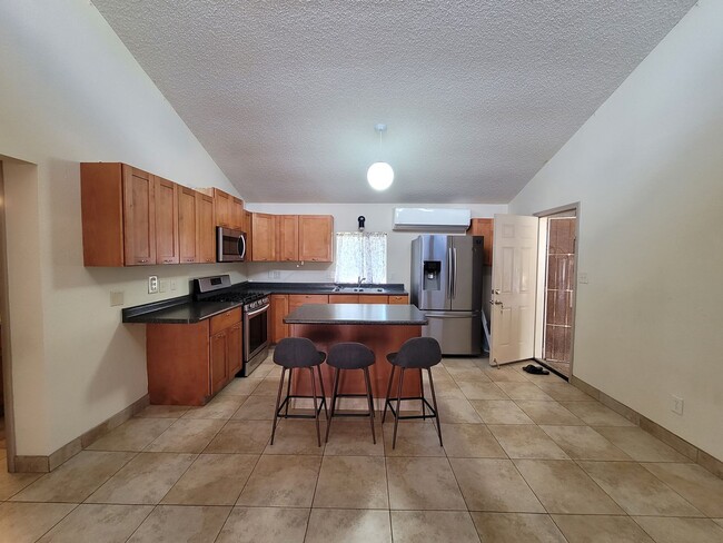 Building Photo - Great price for this 3 Bedroom 1.5 Bathroo...