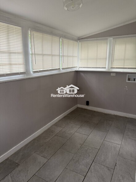 Building Photo - 706 80th Pl S