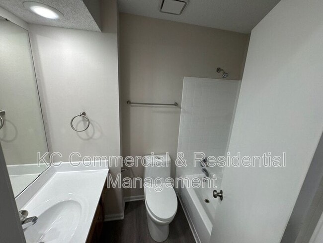 Building Photo - 5716 N London Ave