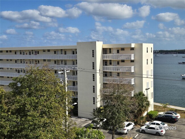 Building Photo - 2905 Point E Dr