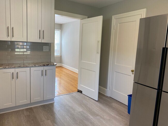 Building Photo - Updated 3 bedroom, 1.5 bathroom single fam...