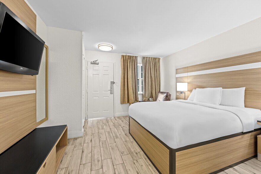 1 Handicap Queen Bed - 214 Langley Pl