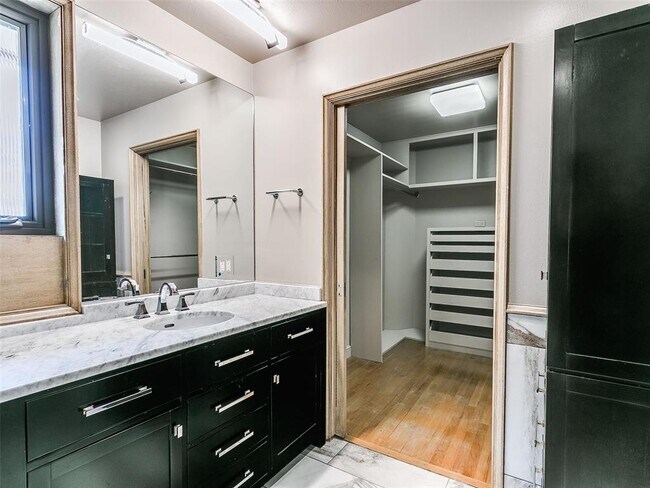 Building Photo - 6505 Avondale Dr
