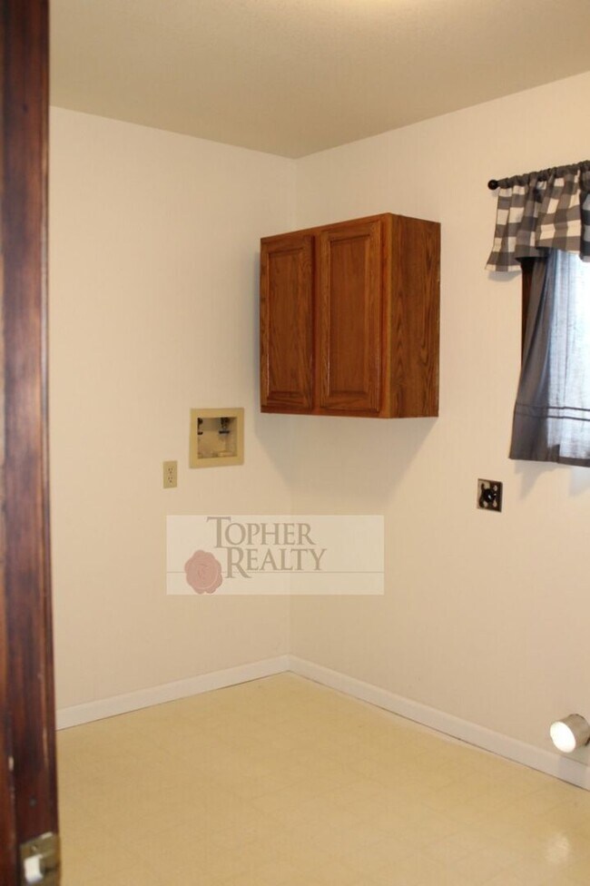 Building Photo - 3 Cambridge Ct