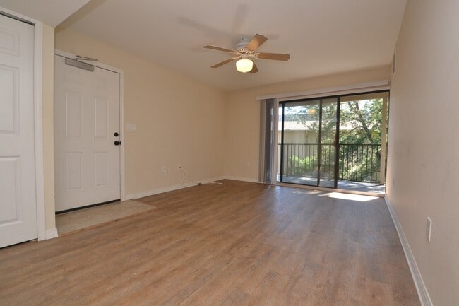 Building Photo - Lovely Winter Springs Condo ~ Vinyl Plank Flooring and Large Screened Patio!