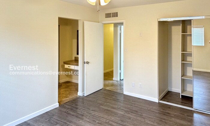 Building Photo - 8726 E Bonnie Rose Ave
