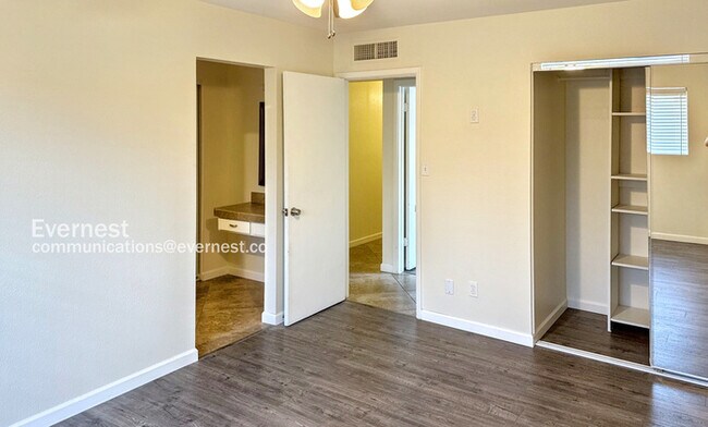 Building Photo - 8726 E Bonnie Rose Ave