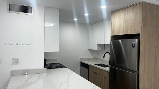 Building Photo - 10810 N Kendall Dr