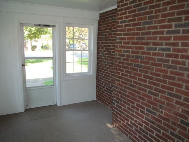 Building Photo - 3 bed/1 bath Off Polo Rd