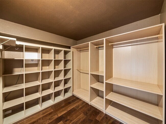 Building Photo - 9943 Red Cedar Dr