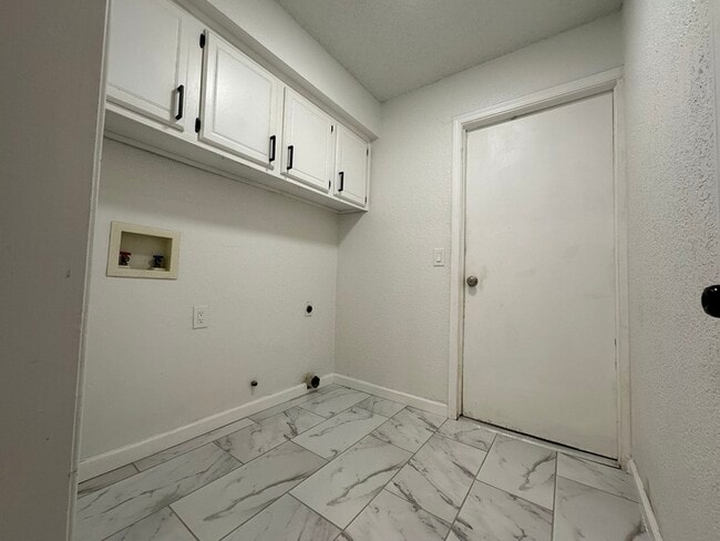 Building Photo - 8915 N Rockwell Dr