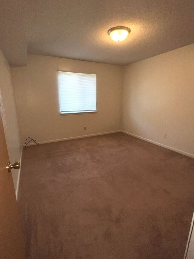 Building Photo - 1 Bedroom 1 Bath Balcony Apartment Available