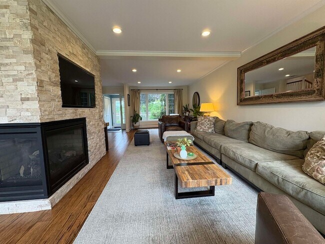 Building Photo - 111 Kestrel Ct