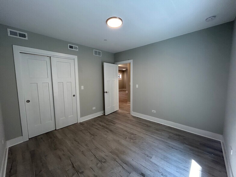 Building Photo - 1131 Oak Ave
