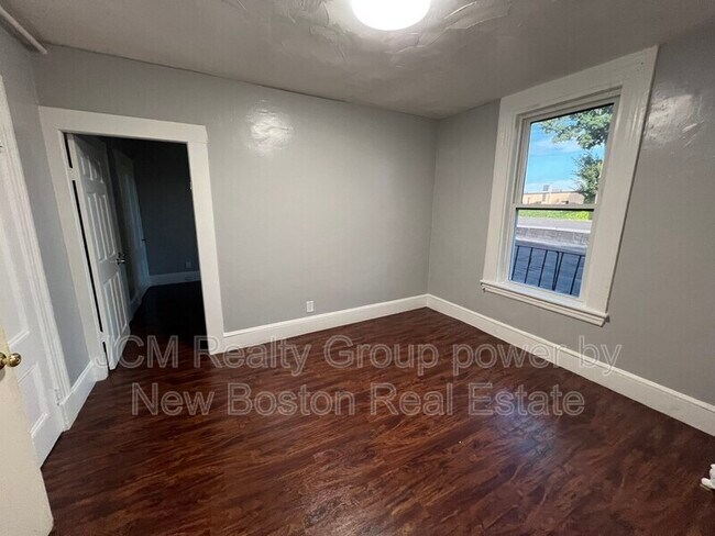 Building Photo - 64 Hollis St