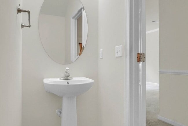 Building Photo - 215 Hemingway Cir