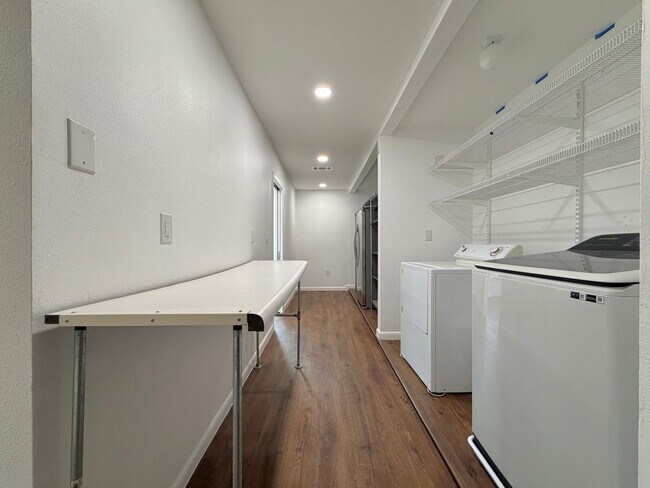Building Photo - 7103 Twin Crest Dr