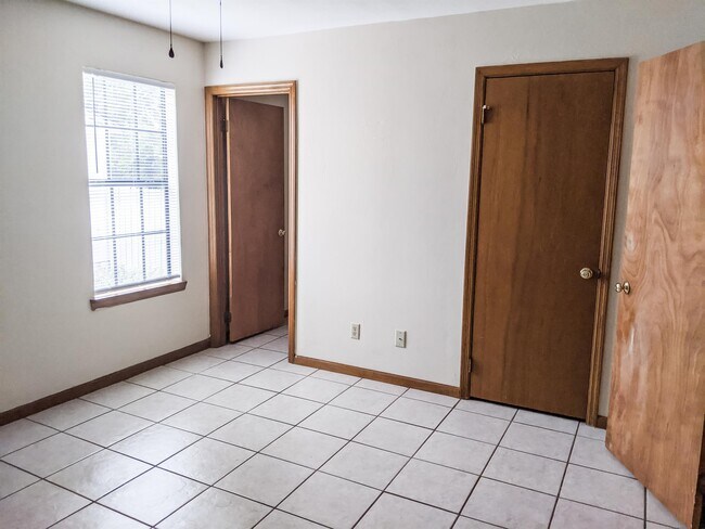 Building Photo - 1098 Rockbrook Ct