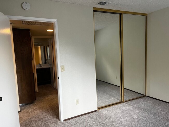 Building Photo - Newly Renovated 2 Bedroom, 2 Bathroom 1050 Sqft. 1/2 Plex Orangevale Home for Lease.