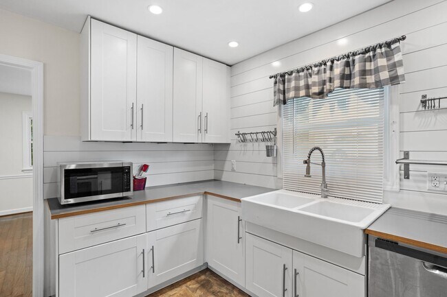 Building Photo - Spacious 4-Bedroom Home with Fenced Yard in Hampton Woods