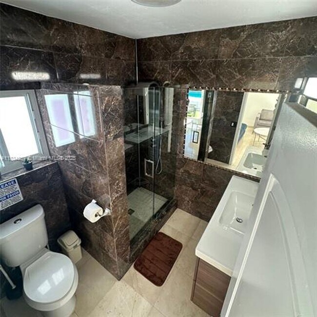 Building Photo - 17650 NE 19th Ave