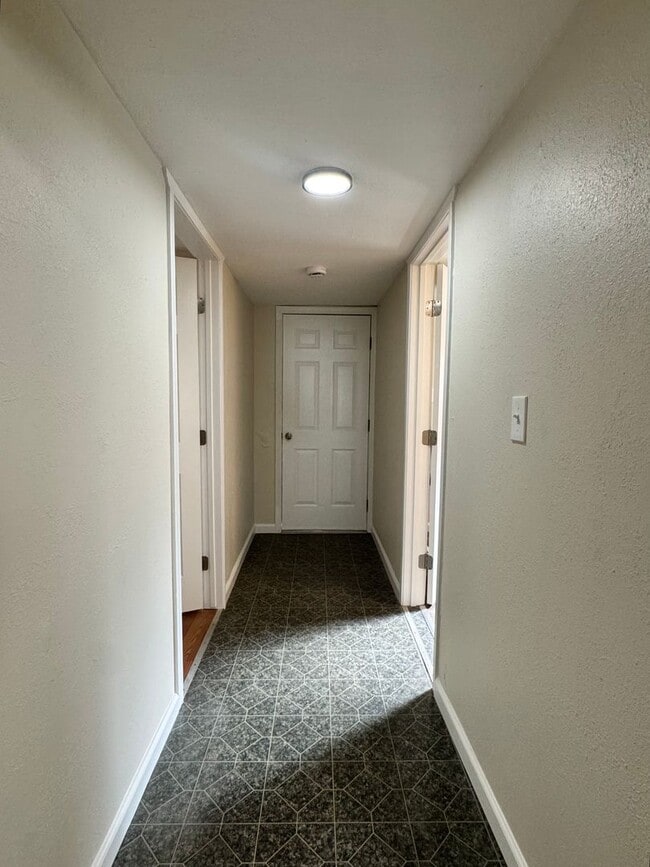 Building Photo - Selah remodeled 1 br, 1 ba home with washer/dryer hookup!