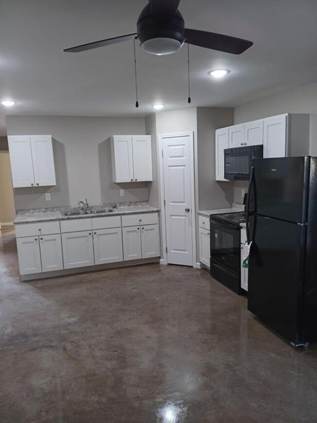 Building Photo - 3 bed, 1 bath Home