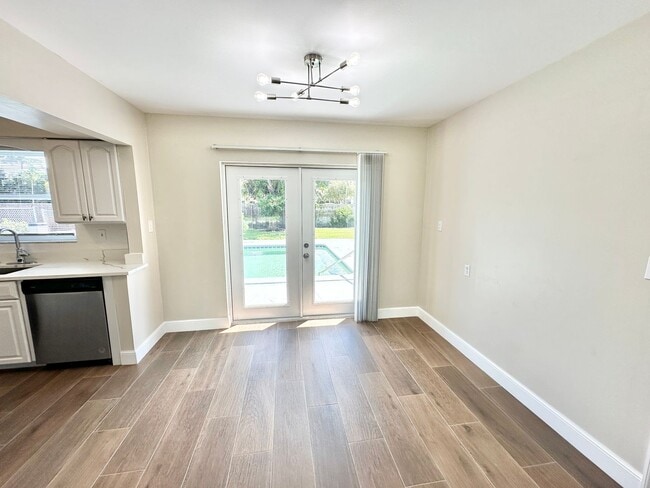 Building Photo - ** CENTRAL NAPLES **4 BED / 2 BATH ** POOL**PETS OK**ANNUAL RENTAL**