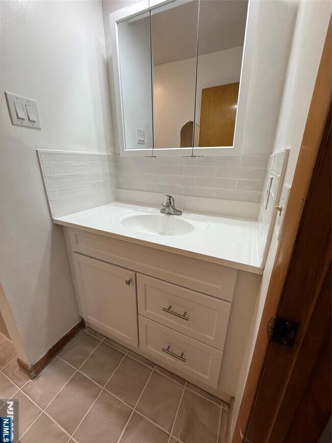 Building Photo - 967 E 23rd St