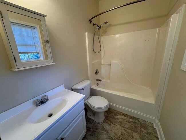 Building Photo - Nice 3/2 House in Silver Creek with bonus rooms- $1,495