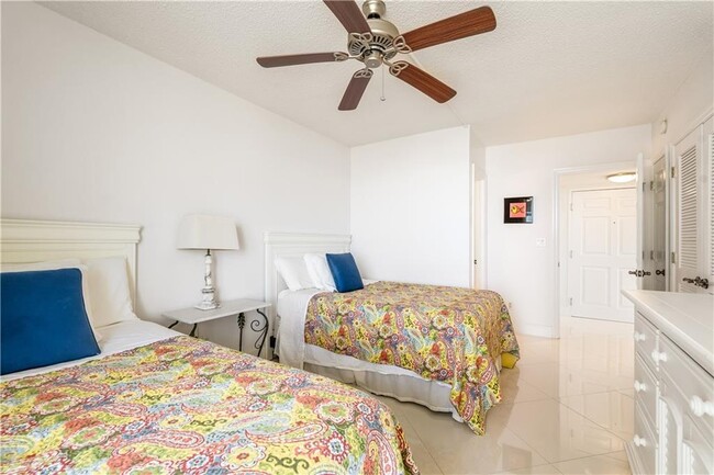 Building Photo - 3554 Ocean Dr