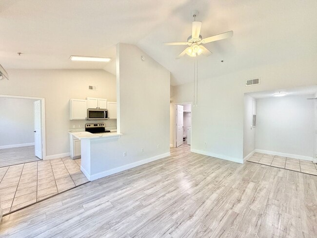 Building Photo - ** FAIRWAY PRESERVE ** 2 BED / 1 BATH COND...