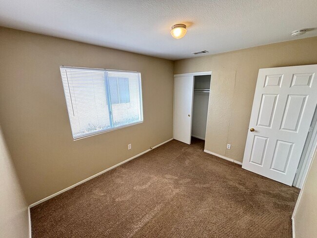 Building Photo - Gorgeous 4Bed/2Bath Home located in Sunris...