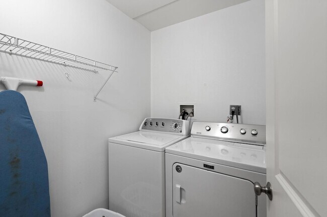 Building Photo - 2885 Knox Ave S