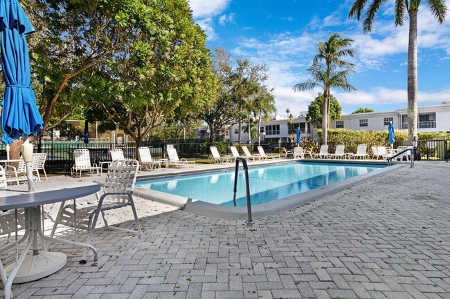 Building Photo - 6213 Bay Club Dr