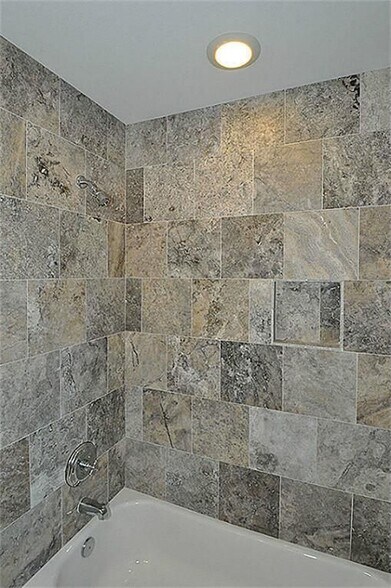 Building Photo - 2107 Hewitt Dr